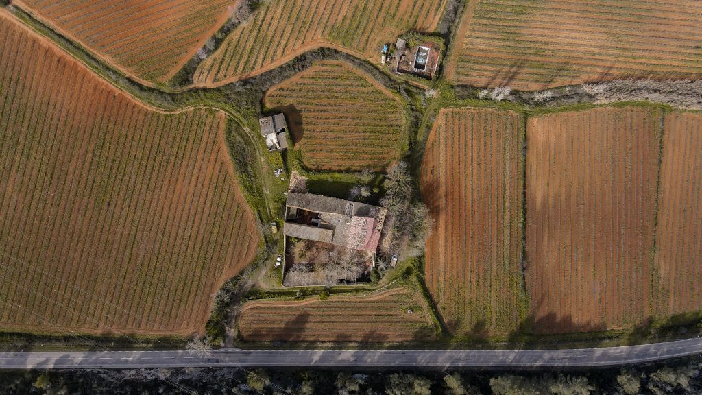 Vista aérea de una masía histórica integrada en el paisaje rural de Cataluña