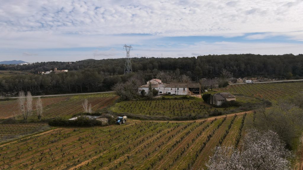 Masía catalana integrada en entorno rural
