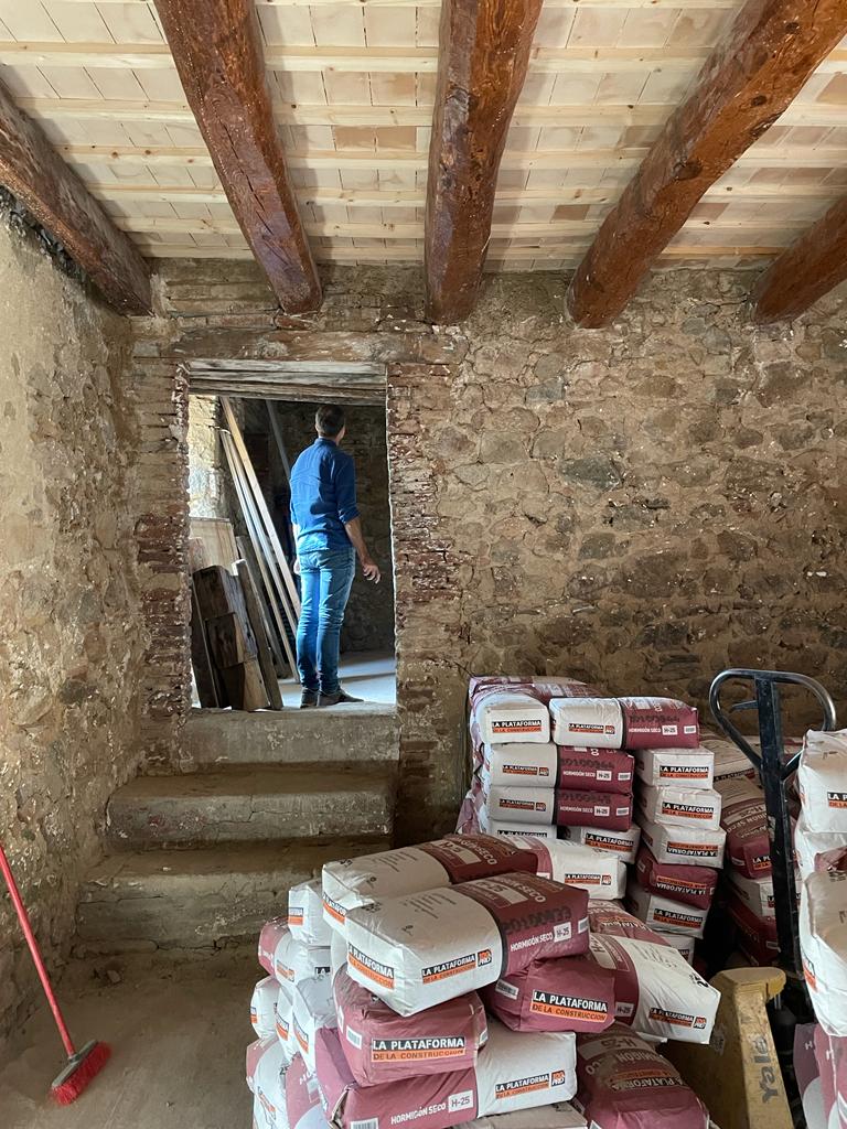 Espacio rehabilitado conservando la esencia original de la masía