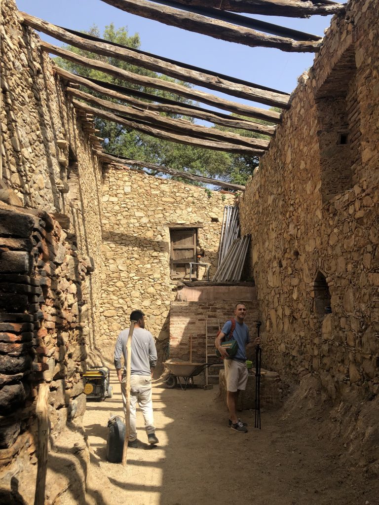 Interior de una masía antes de su rehabilitación