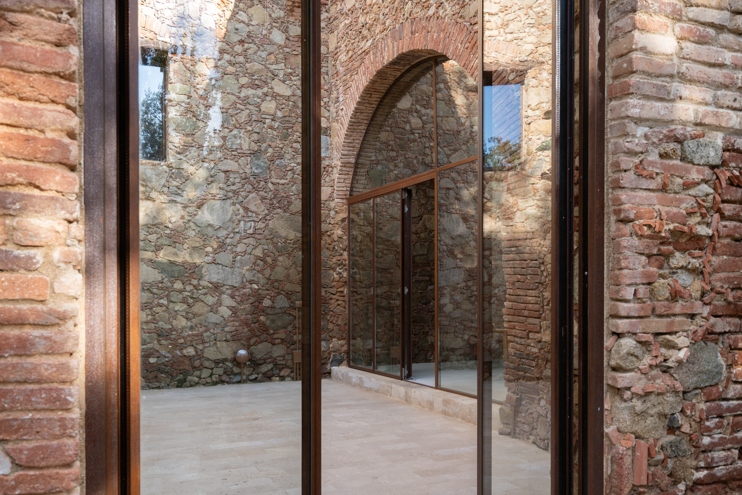 Rehabilitación de masía catalogada con arquitectura contemporánea