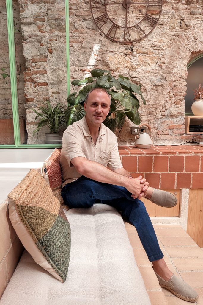 Oliver Segura, arquitecto especializado en rehabilitación y restauración de masías en Cataluña